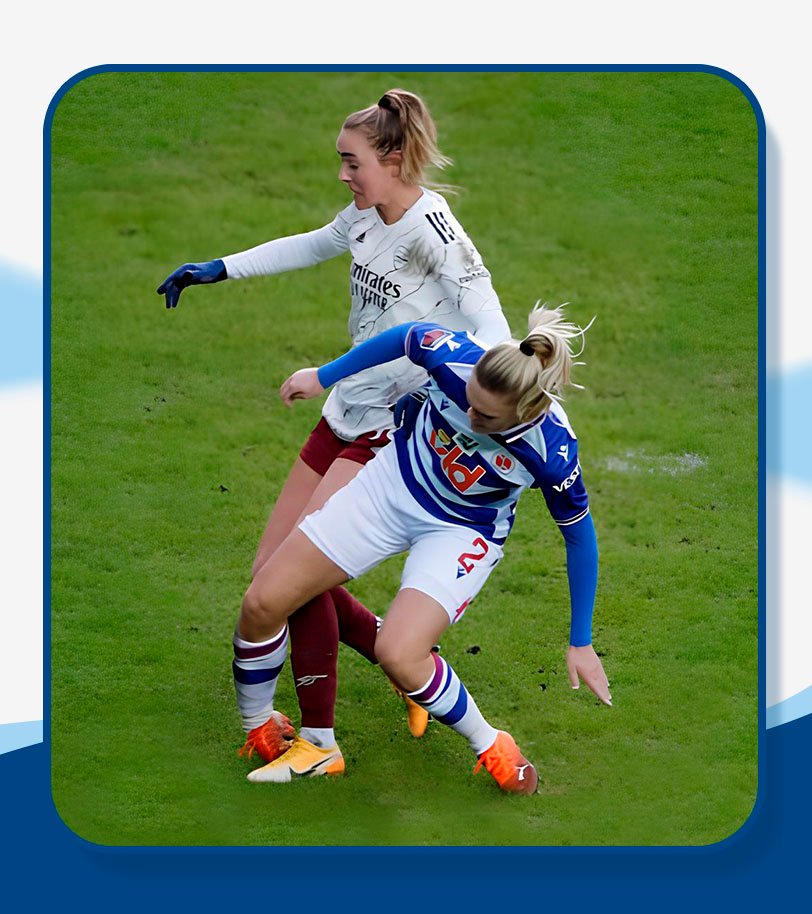 Jogadoras de futebol em disputa de bola