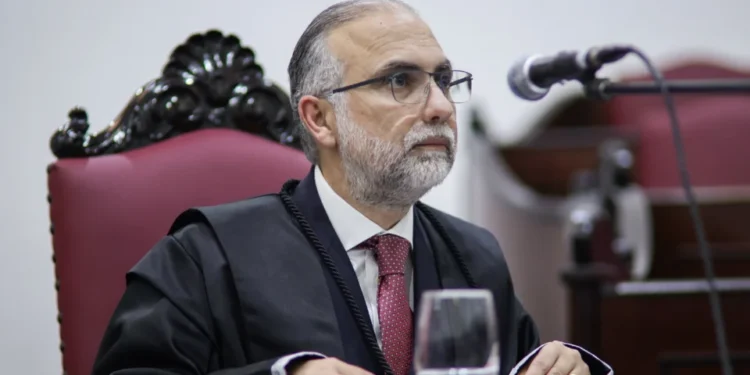 Rodrigo Xavier Leonardo: De Aluno a Titular na UFPR, Conquista Histórica Após 27 Anos de Magistério e Defesa de Tese Inédita