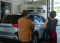 PF desarticula Comando Vermelho: 19 presos e R$ 558 milhões bloqueados em operação contra controle de internet no RJ
