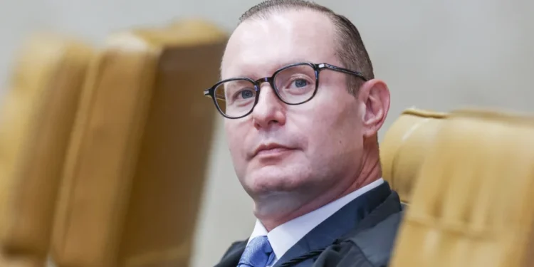 Eleição 25 de Outubro: Flávio Bolsonaro Contesta Resultado e Abre Guerra Judicial Contra Prorrogação da Votação