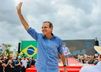 Eduardo Paes: De “quase eleito” a disputa acirrada contra Douglas Ruas no Rio de Janeiro