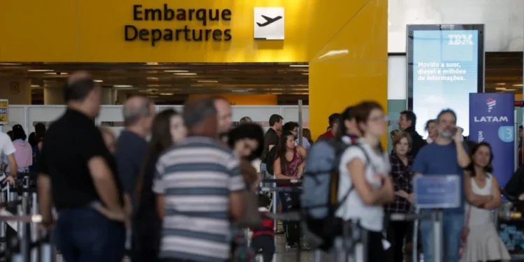 PF desmantela esquema de tráfico de drogas no Aeroporto de Guarulhos: 21 presos por troca de etiquetas de malas e envio de cocaína ao exterior