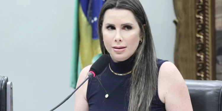 Carol de Toni: O Fenômeno Conservador que Conquistou o Senado em Santa Catarina com Mais de 2,6 Milhões de Votos