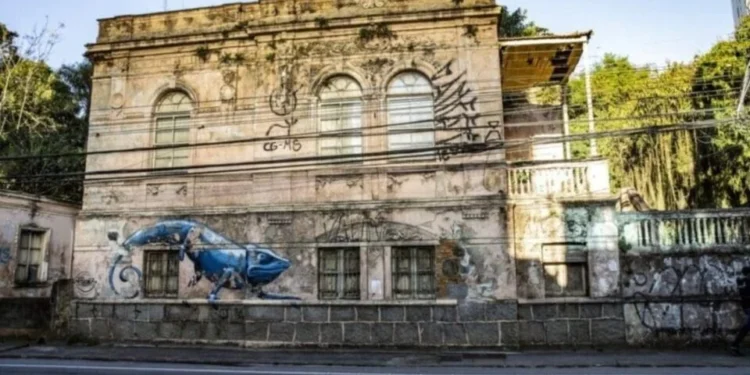 Casarão Histórico em Florianópolis: Patrimônio em Risco Iminente de Desabar, Justiça Intervém Contra Especulação Imobiliária