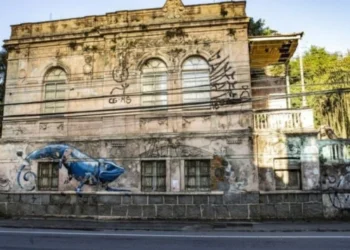 Casarão de R$ 107 Milhões em Ruínas: Três Governadores e Mistério no Abandono Histórico de Florianópolis