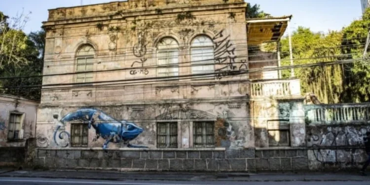 Casarão de R$ 107 Milhões em Ruínas: Três Governadores e Mistério no Abandono Histórico de Florianópolis