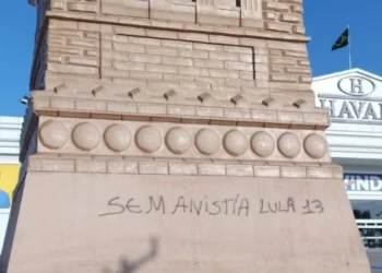 Estátua da Havan em Natal é PICHADA: Luciano Hang OFERECE RECOMPENSA de R$ 10 mil por informações sobre vândalo