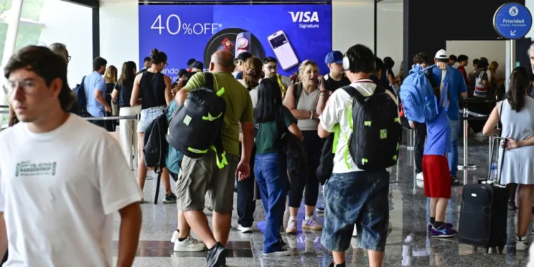 Jornalista Brasileiro Diz Ter Sido Deportado da Argentina por Criticar Milei, Governo de Javier Milei Nega Acusação